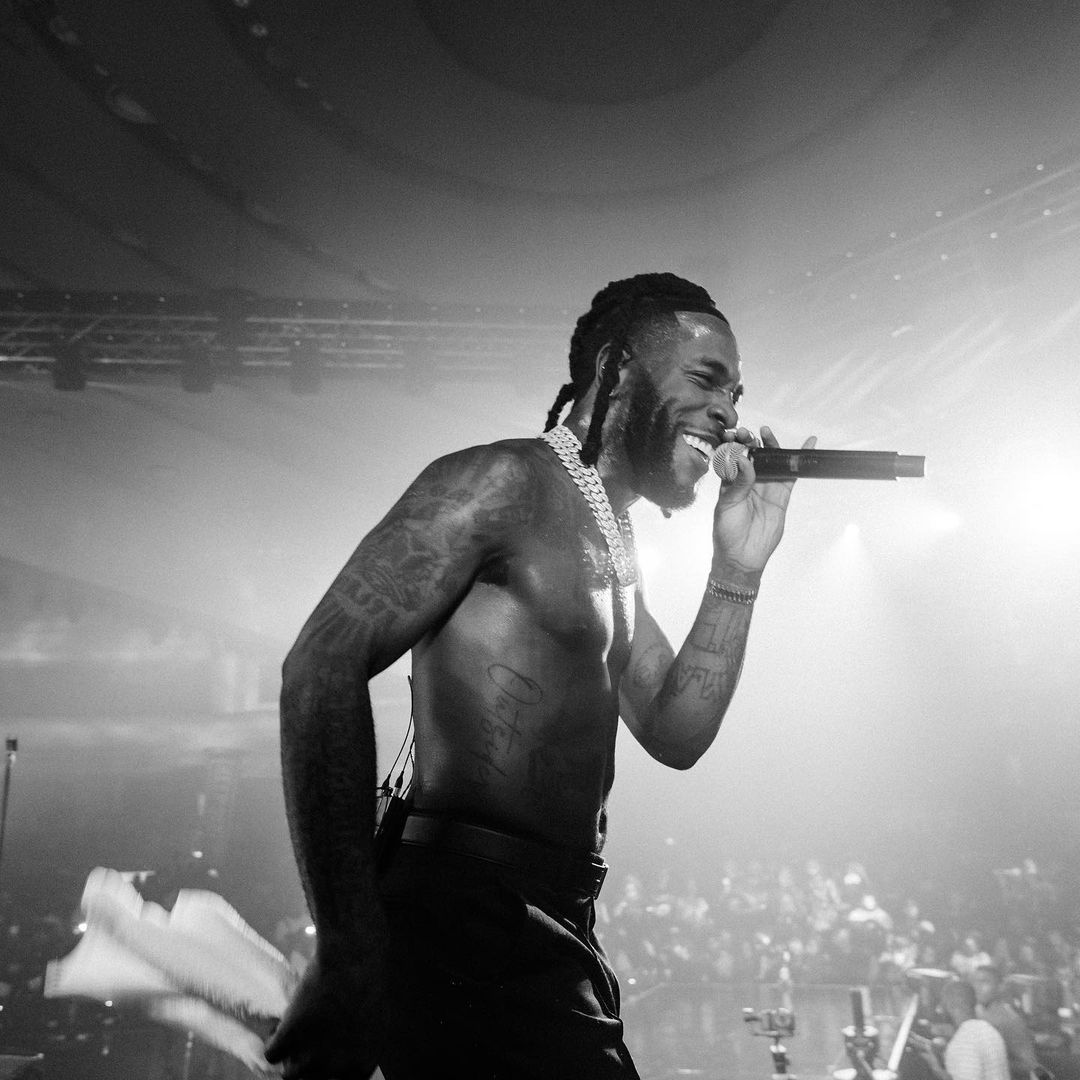 Burna Boy aggressively flings fan who doubted an early Warning
